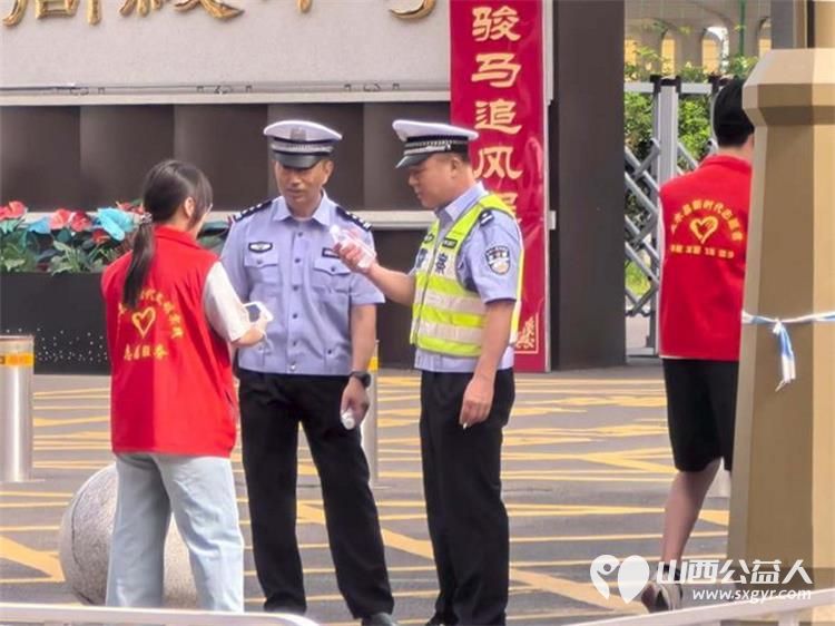 文水县爱心帮扶志愿者协会志愿者中考爱心送考正式开启志愿者们坚守岗位保驾护航为中考学子开辟暖心通道祝少年们乘风破浪金榜题名 - 第5张