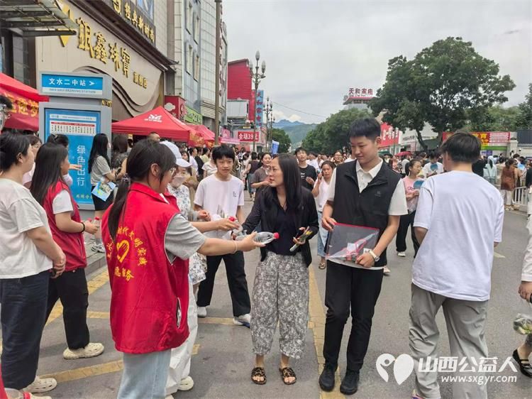 文水县爱心帮扶志愿者协会志愿者中考爱心送考正式开启志愿者们坚守岗位保驾护航为中考学子开辟暖心通道祝少年们乘风破浪金榜题名 - 第6张