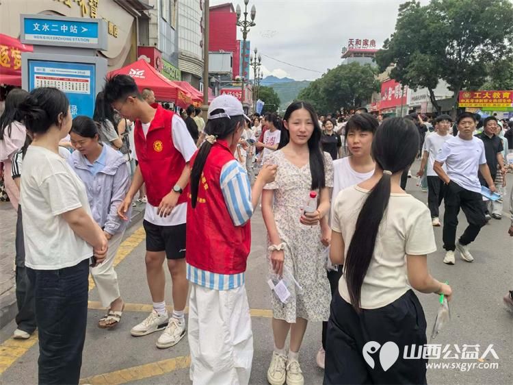 文水县爱心帮扶志愿者协会志愿者中考爱心送考正式开启志愿者们坚守岗位保驾护航为中考学子开辟暖心通道祝少年们乘风破浪金榜题名 - 第3张