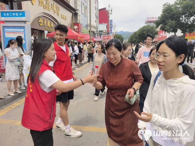 先锋力量 丨共青团吕梁市委部署各县市区团组织460余名青年志愿者全城守护暖心相伴传递着共青团组织和青年志愿者对考生的关爱与祝福 - 第14张