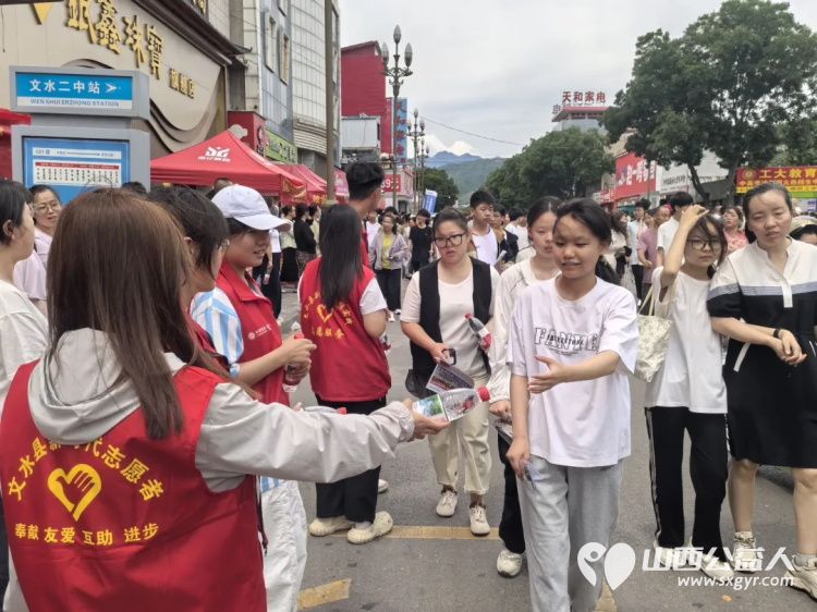 先锋力量 丨共青团吕梁市委部署各县市区团组织460余名青年志愿者全城守护暖心相伴传递着共青团组织和青年志愿者对考生的关爱与祝福 - 第18张
