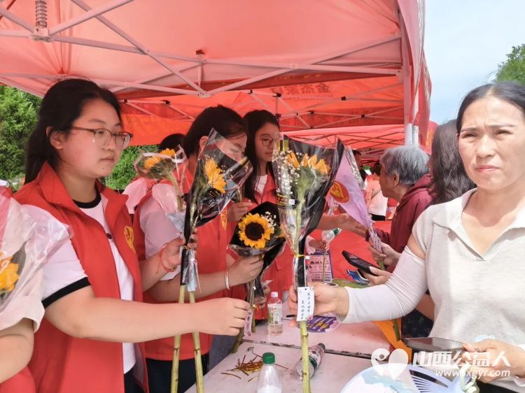 先锋力量 丨共青团吕梁市委部署各县市区团组织460余名青年志愿者全城守护暖心相伴传递着共青团组织和青年志愿者对考生的关爱与祝福 - 第10张
