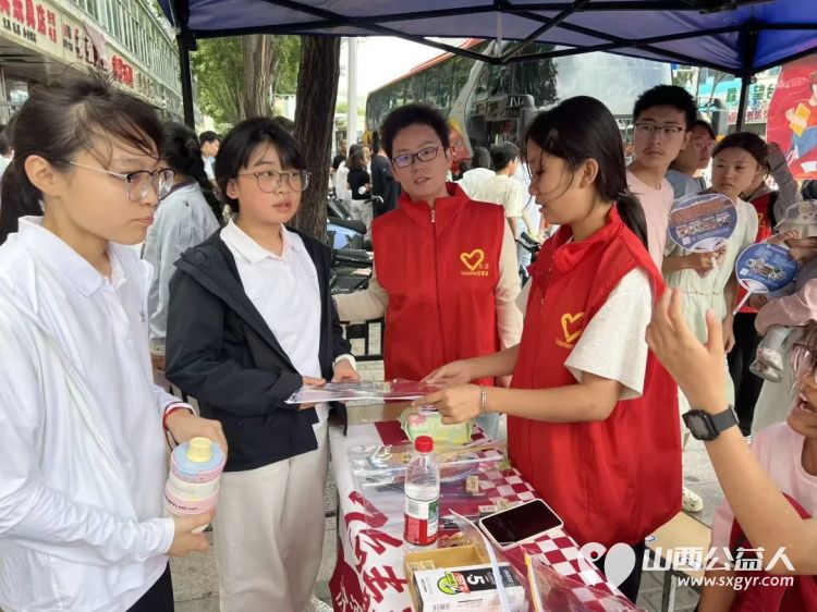 先锋力量 丨共青团吕梁市委部署各县市区团组织460余名青年志愿者全城守护暖心相伴传递着共青团组织和青年志愿者对考生的关爱与祝福 - 第15张