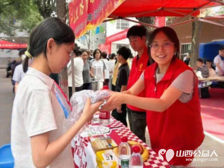 先锋力量 丨共青团吕梁市委部署各县市区团组织460余名青年志愿者全城守护暖心相伴传递着共青团组织和青年志愿者对考生的关爱与祝福 - 第31张