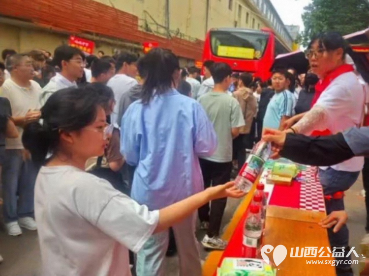 先锋力量 丨共青团吕梁市委部署各县市区团组织460余名青年志愿者全城守护暖心相伴传递着共青团组织和青年志愿者对考生的关爱与祝福 - 第33张
