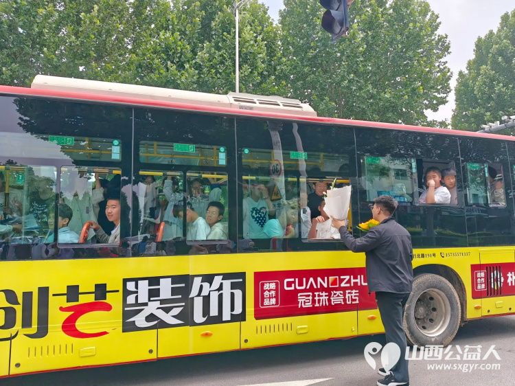 潞城区正能量公益协会以志愿之名为七一献礼为中考护航以暖心志愿行动助力考生顺利应考彰显党建引领公益服务的担当与风采 - 第21张