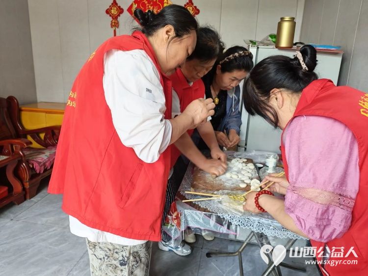 介休市敬老协会志愿者走进义安镇沙堡村入户张大海老人家中为老人打扫室内外卫生做饭包饺子让老人感受到节日的仪式感与社会的关怀暖意 - 第5张