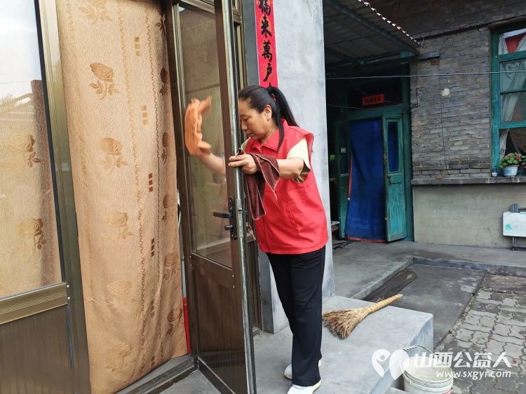 介休市敬老协会志愿者走进义安镇沙堡村入户张大海老人家中为老人打扫室内外卫生做饭包饺子让老人感受到节日的仪式感与社会的关怀暖意 - 第4张