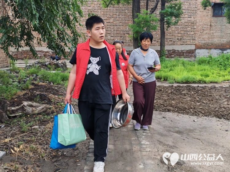 介休市敬老协会志愿者走进义安镇沙堡村入户张大海老人家中为老人打扫室内外卫生做饭包饺子让老人感受到节日的仪式感与社会的关怀暖意 - 第2张