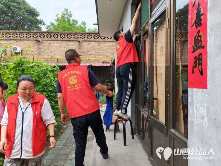 介休市敬老协会志愿者走进义安镇沙堡村入户张大海老人家中为老人打扫室内外卫生做饭包饺子让老人感受到节日的仪式感与社会的关怀暖意 - 第7张