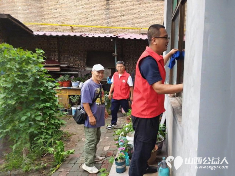 介休市敬老协会志愿者走进义安镇沙堡村入户张大海老人家中为老人打扫室内外卫生做饭包饺子让老人感受到节日的仪式感与社会的关怀暖意 - 第3张