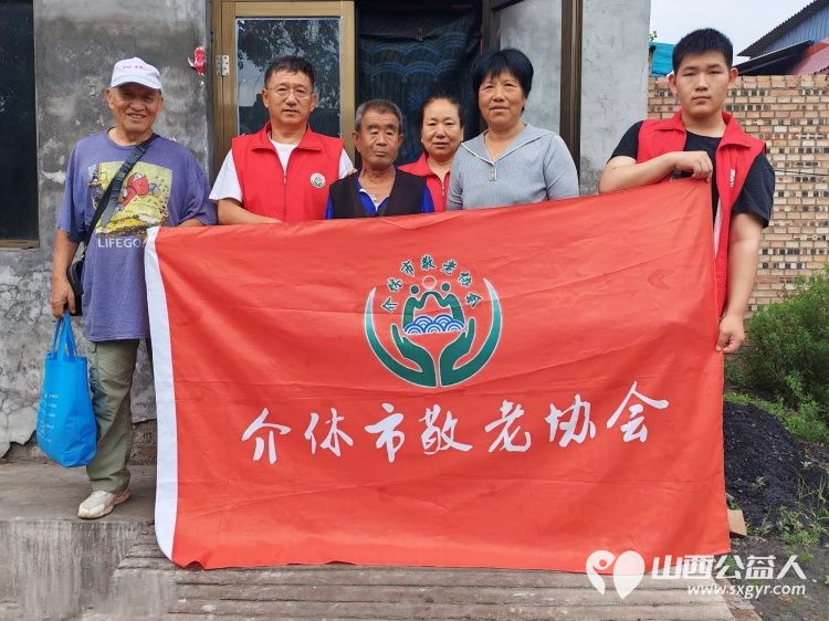 介休市敬老协会走进义安镇北辛武村入户冀锦平老人家中为老人打扫室内外卫生刷洗锅碗瓢盆做饭包饺子 - 第1张