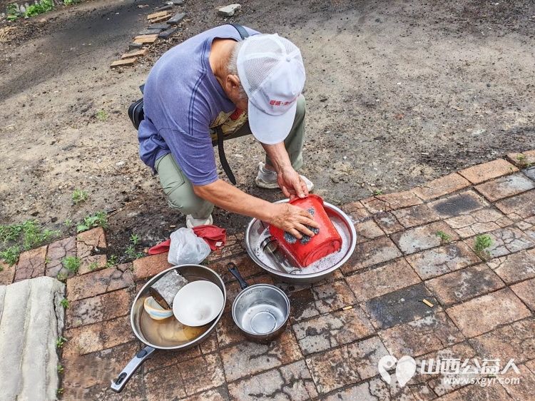 介休市敬老协会走进义安镇北辛武村入户冀锦平老人家中为老人打扫室内外卫生刷洗锅碗瓢盆做饭包饺子 - 第11张