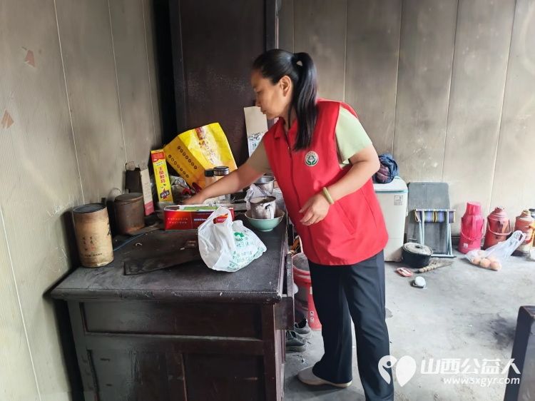 介休市敬老协会走进义安镇北辛武村入户冀锦平老人家中为老人打扫室内外卫生刷洗锅碗瓢盆做饭包饺子 - 第5张