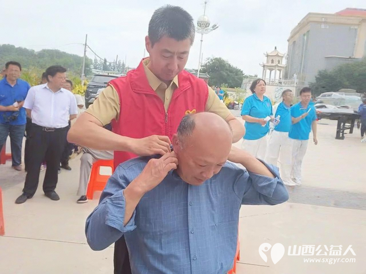 寿阳县卡卡公益联合山西寿阳焱岩发电公司走进南燕竹镇冀家坪村举办公益活动150名志愿者开展文艺汇演免费理发义诊理疗便民服务为61位六十岁以上老人送上61箱方便面 - 第20张