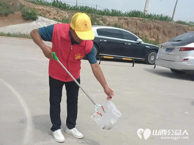 寿阳县卡卡公益联合山西寿阳焱岩发电公司走进南燕竹镇冀家坪村举办公益活动150名志愿者开展文艺汇演免费理发义诊理疗便民服务为61位六十岁以上老人送上61箱方便面 - 第24张