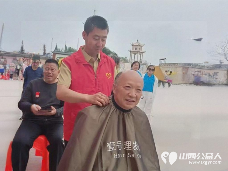 寿阳县卡卡公益联合山西寿阳焱岩发电公司走进南燕竹镇冀家坪村举办公益活动150名志愿者开展文艺汇演免费理发义诊理疗便民服务为61位六十岁以上老人送上61箱方便面 - 第19张