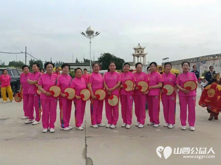 寿阳县卡卡公益联合山西寿阳焱岩发电公司走进南燕竹镇冀家坪村举办公益活动150名志愿者开展文艺汇演免费理发义诊理疗便民服务为61位六十岁以上老人送上61箱方便面 - 第5张