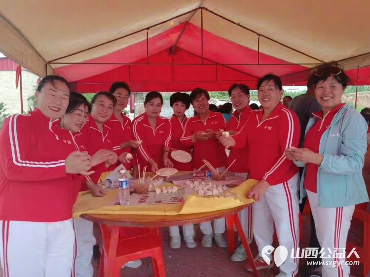 寿阳县卡卡公益联合山西寿阳焱岩发电公司走进南燕竹镇冀家坪村举办公益活动150名志愿者开展文艺汇演免费理发义诊理疗便民服务为61位六十岁以上老人送上61箱方便面 - 第6张