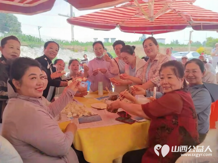 寿阳县卡卡公益联合山西寿阳焱岩发电公司走进南燕竹镇冀家坪村举办公益活动150名志愿者开展文艺汇演免费理发义诊理疗便民服务为61位六十岁以上老人送上61箱方便面 - 第7张