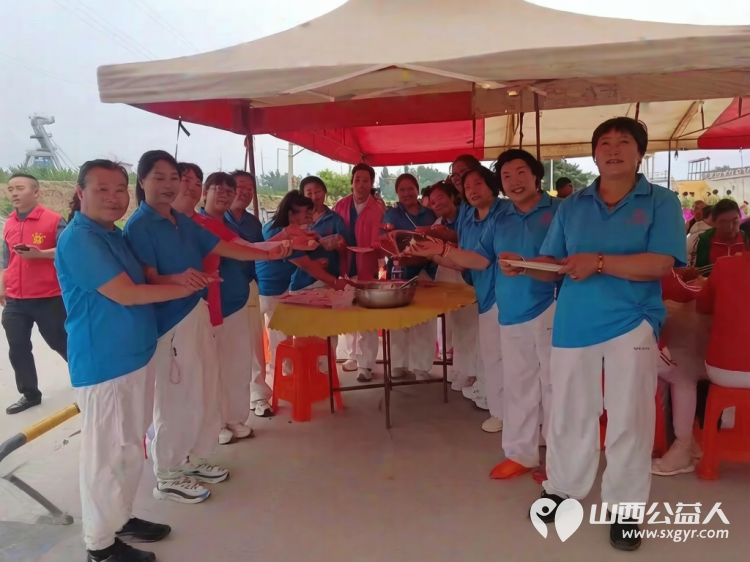 寿阳县卡卡公益联合山西寿阳焱岩发电公司走进南燕竹镇冀家坪村举办公益活动150名志愿者开展文艺汇演免费理发义诊理疗便民服务为61位六十岁以上老人送上61箱方便面 - 第4张