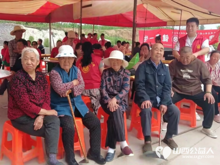寿阳县卡卡公益联合山西寿阳焱岩发电公司走进南燕竹镇冀家坪村举办公益活动150名志愿者开展文艺汇演免费理发义诊理疗便民服务为61位六十岁以上老人送上61箱方便面 - 第39张