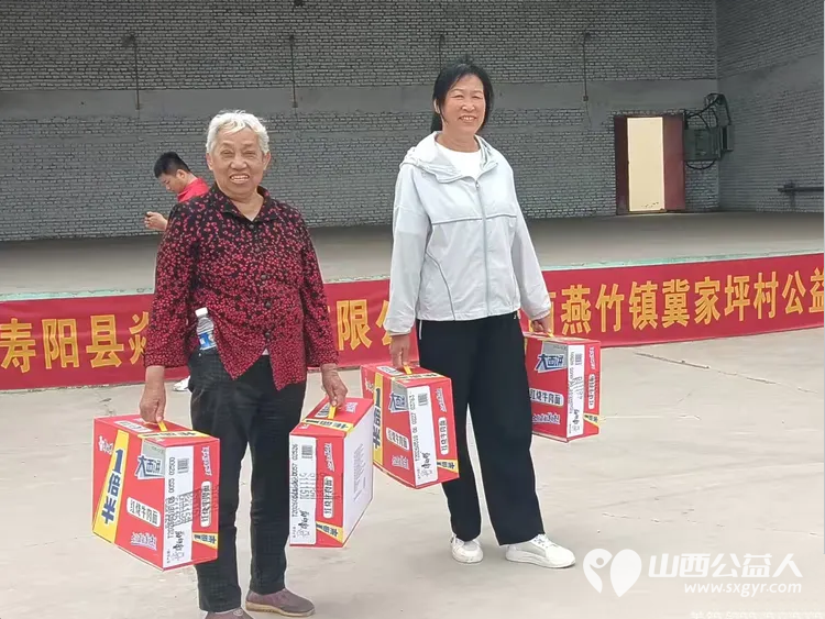 寿阳县卡卡公益联合山西寿阳焱岩发电公司走进南燕竹镇冀家坪村举办公益活动150名志愿者开展文艺汇演免费理发义诊理疗便民服务为61位六十岁以上老人送上61箱方便面 - 第28张
