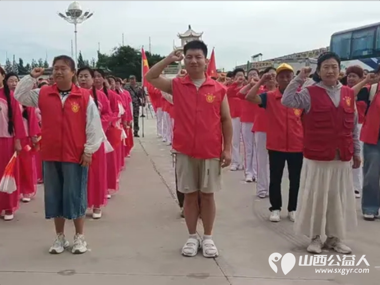 寿阳县卡卡公益联合山西寿阳焱岩发电公司走进南燕竹镇冀家坪村举办公益活动150名志愿者开展文艺汇演免费理发义诊理疗便民服务为61位六十岁以上老人送上61箱方便面 - 第3张