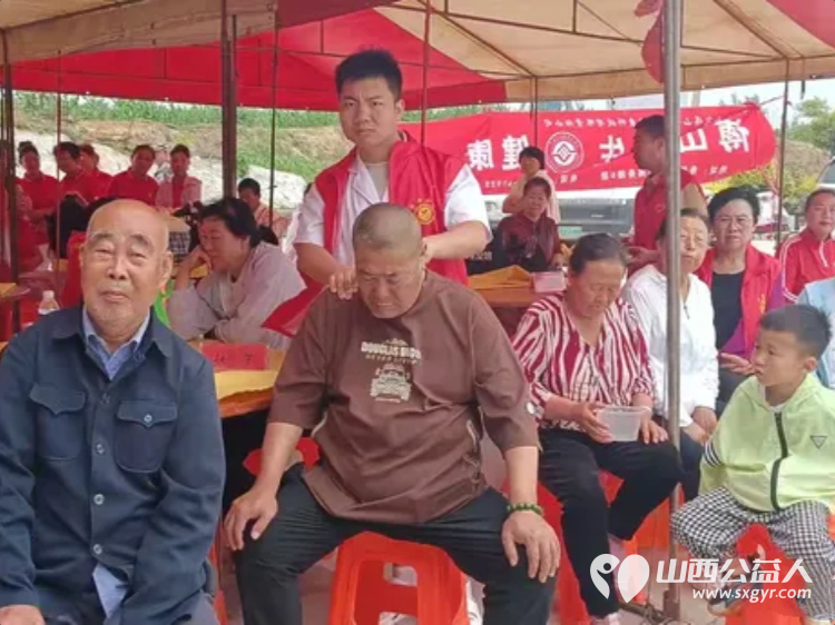 寿阳县卡卡公益联合山西寿阳焱岩发电公司走进南燕竹镇冀家坪村举办公益活动150名志愿者开展文艺汇演免费理发义诊理疗便民服务为61位六十岁以上老人送上61箱方便面 - 第23张