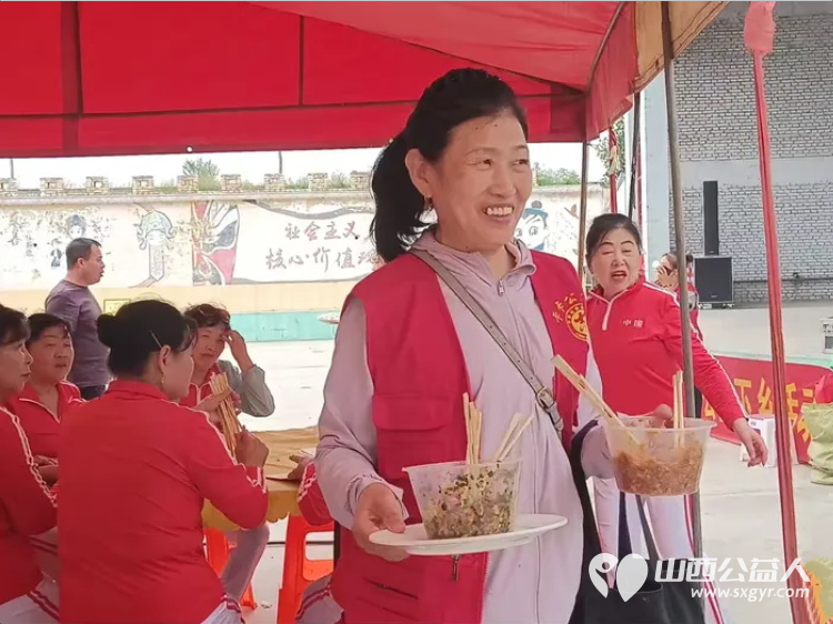寿阳县卡卡公益联合山西寿阳焱岩发电公司走进南燕竹镇冀家坪村举办公益活动150名志愿者开展文艺汇演免费理发义诊理疗便民服务为61位六十岁以上老人送上61箱方便面 - 第32张