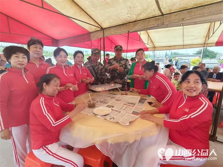 寿阳县卡卡公益联合山西寿阳焱岩发电公司走进南燕竹镇冀家坪村举办公益活动150名志愿者开展文艺汇演免费理发义诊理疗便民服务为61位六十岁以上老人送上61箱方便面 - 第33张