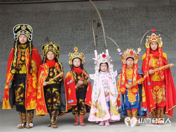 寿阳县卡卡公益联合山西寿阳焱岩发电公司走进南燕竹镇冀家坪村举办公益活动150名志愿者开展文艺汇演免费理发义诊理疗便民服务为61位六十岁以上老人送上61箱方便面 - 第13张