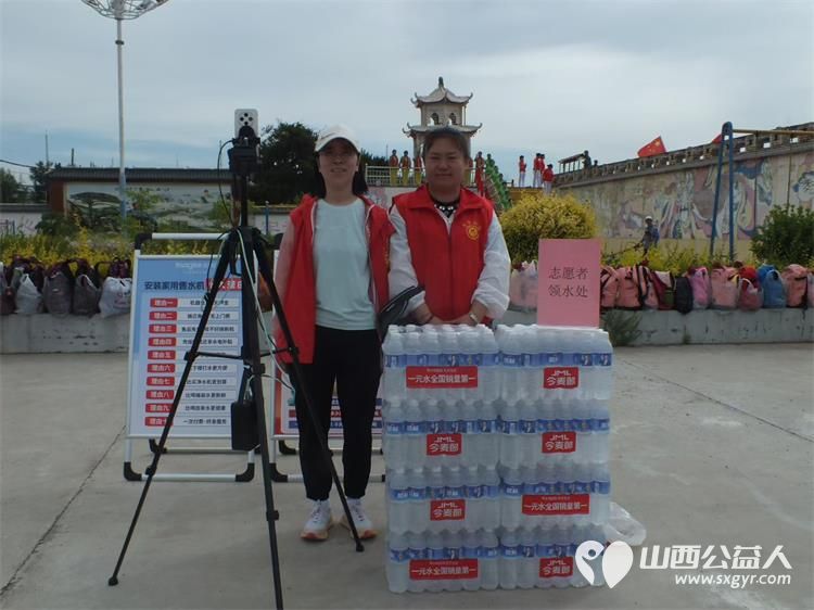寿阳县卡卡公益联合山西寿阳焱岩发电公司走进南燕竹镇冀家坪村举办公益活动150名志愿者开展文艺汇演免费理发义诊理疗便民服务为61位六十岁以上老人送上61箱方便面 - 第40张