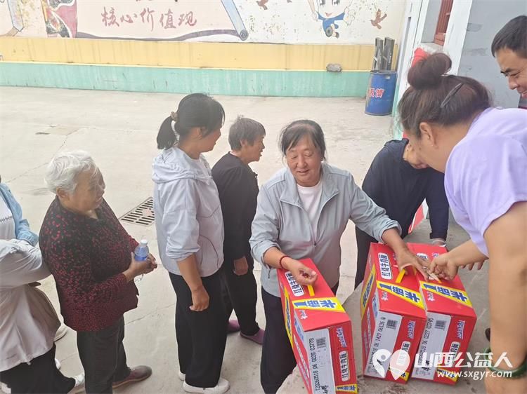 寿阳县卡卡公益联合山西寿阳焱岩发电公司走进南燕竹镇冀家坪村举办公益活动150名志愿者开展文艺汇演免费理发义诊理疗便民服务为61位六十岁以上老人送上61箱方便面 - 第41张