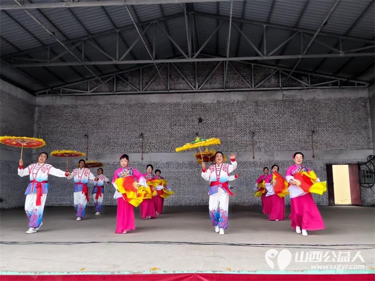寿阳县卡卡公益联合山西寿阳焱岩发电公司走进南燕竹镇冀家坪村举办公益活动150名志愿者开展文艺汇演免费理发义诊理疗便民服务为61位六十岁以上老人送上61箱方便面 - 第17张