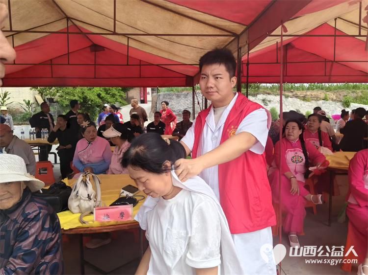 寿阳县卡卡公益联合山西寿阳焱岩发电公司走进南燕竹镇冀家坪村举办公益活动150名志愿者开展文艺汇演免费理发义诊理疗便民服务为61位六十岁以上老人送上61箱方便面 - 第22张