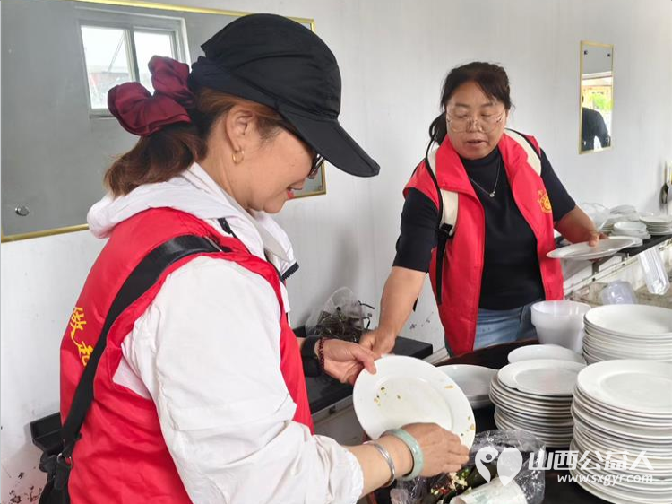 寿阳县卡卡公益联合山西寿阳焱岩发电公司走进南燕竹镇冀家坪村举办公益活动150名志愿者开展文艺汇演免费理发义诊理疗便民服务为61位六十岁以上老人送上61箱方便面 - 第34张