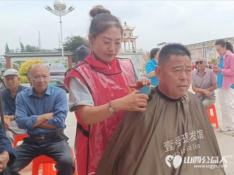 寿阳县卡卡公益联合山西寿阳焱岩发电公司走进南燕竹镇冀家坪村举办公益活动150名志愿者开展文艺汇演免费理发义诊理疗便民服务为61位六十岁以上老人送上61箱方便面 - 第18张
