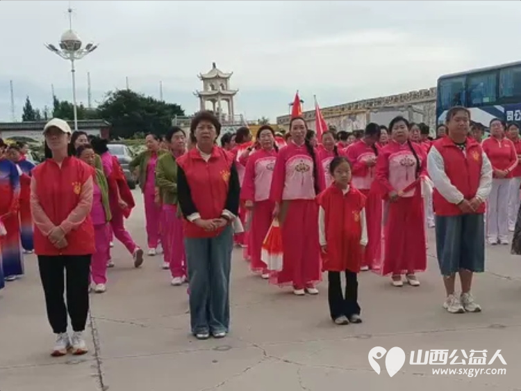 寿阳县卡卡公益联合山西寿阳焱岩发电公司走进南燕竹镇冀家坪村举办公益活动150名志愿者开展文艺汇演免费理发义诊理疗便民服务为61位六十岁以上老人送上61箱方便面 - 第8张