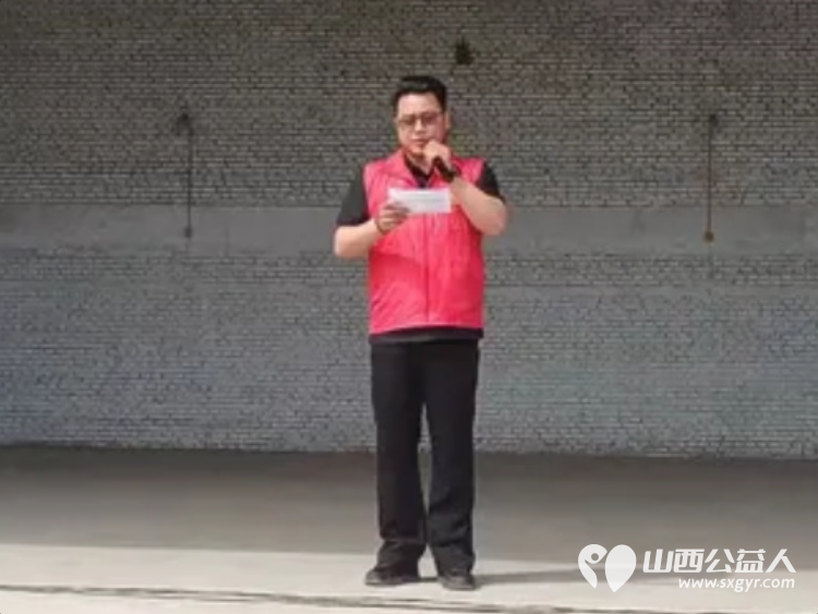 寿阳县卡卡公益联合山西寿阳焱岩发电公司走进南燕竹镇冀家坪村举办公益活动150名志愿者开展文艺汇演免费理发义诊理疗便民服务为61位六十岁以上老人送上61箱方便面 - 第38张