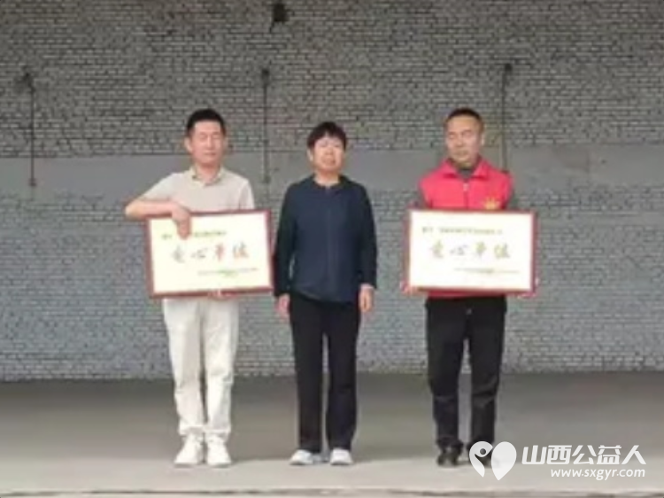 寿阳县卡卡公益联合山西寿阳焱岩发电公司走进南燕竹镇冀家坪村举办公益活动150名志愿者开展文艺汇演免费理发义诊理疗便民服务为61位六十岁以上老人送上61箱方便面 - 第36张
