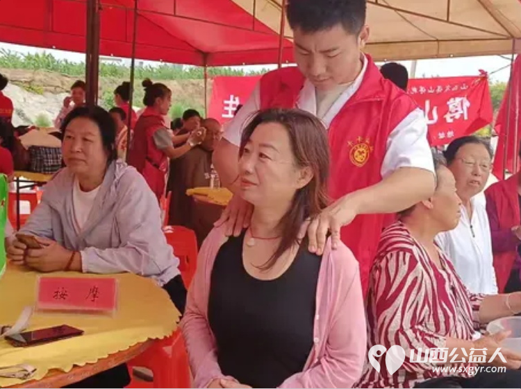 寿阳县卡卡公益联合山西寿阳焱岩发电公司走进南燕竹镇冀家坪村举办公益活动150名志愿者开展文艺汇演免费理发义诊理疗便民服务为61位六十岁以上老人送上61箱方便面 - 第21张