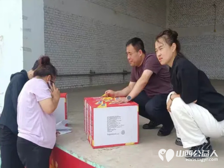 寿阳县卡卡公益联合山西寿阳焱岩发电公司走进南燕竹镇冀家坪村举办公益活动150名志愿者开展文艺汇演免费理发义诊理疗便民服务为61位六十岁以上老人送上61箱方便面 - 第26张