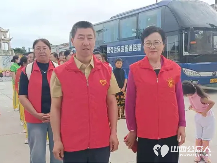 寿阳县卡卡公益联合山西寿阳焱岩发电公司走进南燕竹镇冀家坪村举办公益活动150名志愿者开展文艺汇演免费理发义诊理疗便民服务为61位六十岁以上老人送上61箱方便面 - 第37张