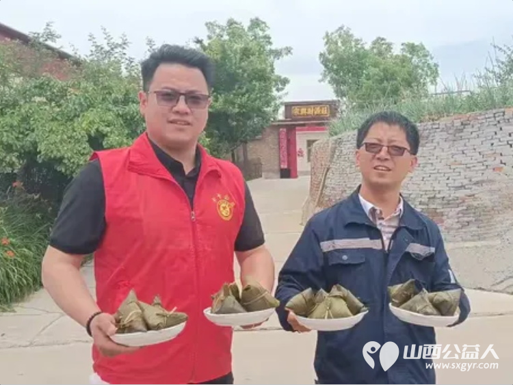 寿阳县卡卡公益联合山西寿阳焱岩发电公司走进南燕竹镇冀家坪村举办公益活动150名志愿者开展文艺汇演免费理发义诊理疗便民服务为61位六十岁以上老人送上61箱方便面 - 第29张