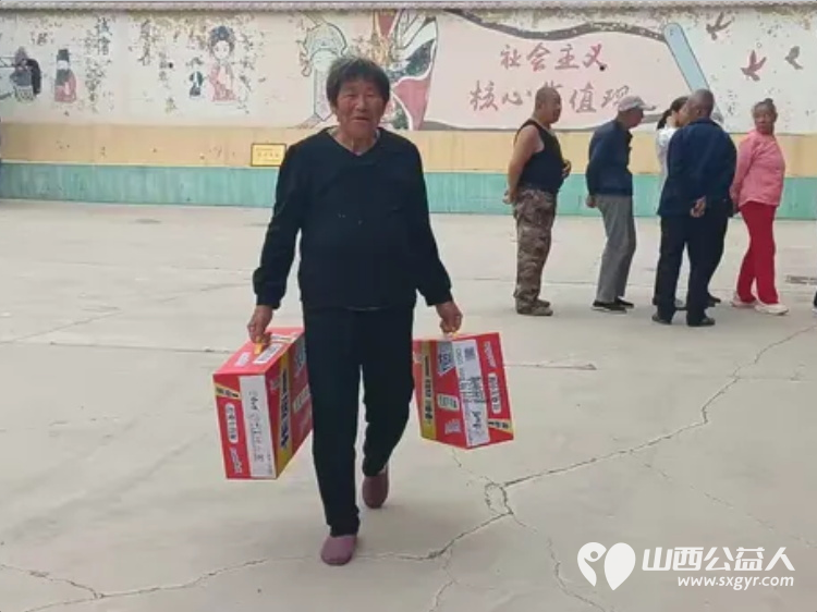 寿阳县卡卡公益联合山西寿阳焱岩发电公司走进南燕竹镇冀家坪村举办公益活动150名志愿者开展文艺汇演免费理发义诊理疗便民服务为61位六十岁以上老人送上61箱方便面 - 第25张