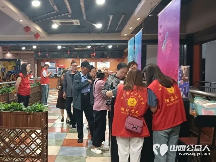阳泉市义工联合会携阳泉九达国际影城邀请99位老人免费观看了热播电影《给阿嬷的情书》陪他们看一场电影让温暖陪伴点亮老人们的幸福时光 - 第6张