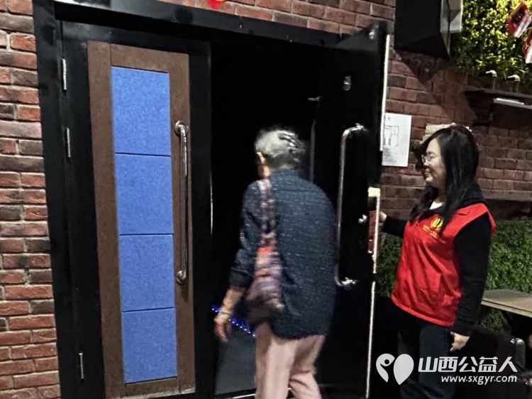 阳泉市义工联合会携阳泉九达国际影城邀请99位老人免费观看了热播电影《给阿嬷的情书》陪他们看一场电影让温暖陪伴点亮老人们的幸福时光 - 第8张