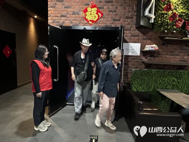阳泉市义工联合会携阳泉九达国际影城邀请99位老人免费观看了热播电影《给阿嬷的情书》陪他们看一场电影让温暖陪伴点亮老人们的幸福时光 - 第13张