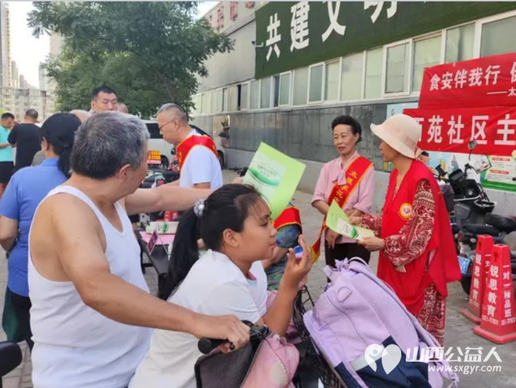 食安伴我行健康你我他----太原学花志愿服务中心走进西苑社区华苑西巷综合便民市场发放食品安全宣传资料让居民朋友在学习中提升食品安全意识 - 第6张
